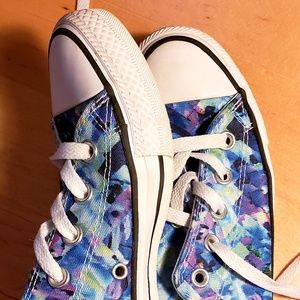 🌼🌺🌸basically new. Chucks❤️❤️ both EACH■■■■■ for sale SEPARATE 🛍🛍